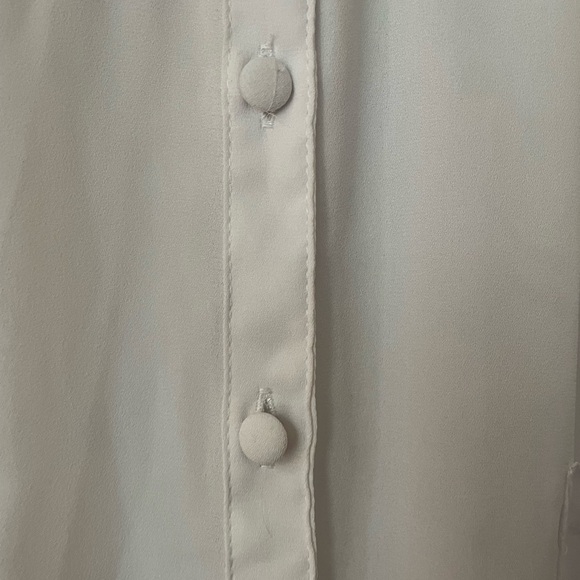 Torrid 4 (SZ 26 W) Flowy Breezy Crisp White W/Pockets Covered Buttons Blouse - Picture 8 of 9